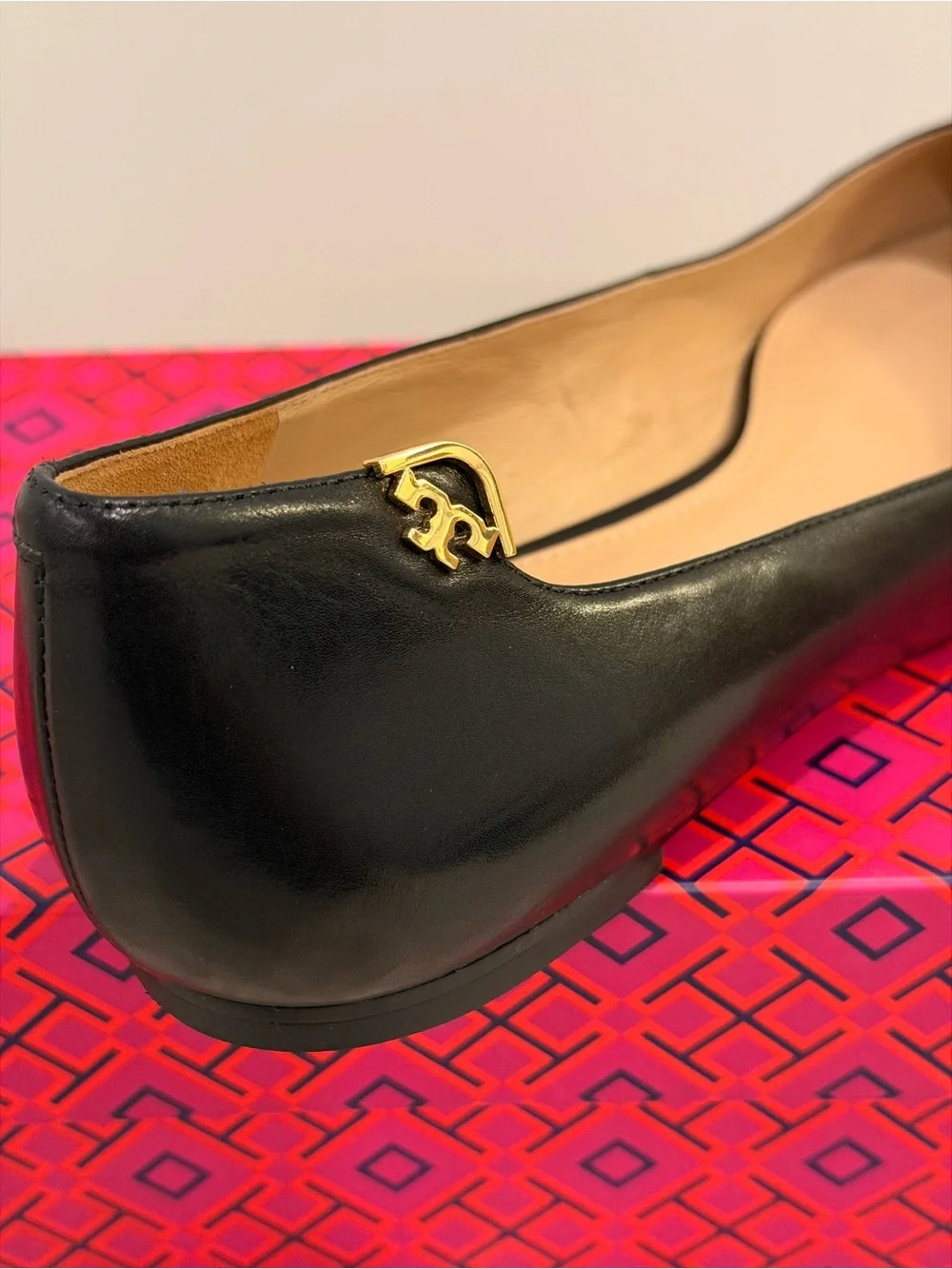 Tory Burch Elizabeth Pointed Toe Ballet Flat in black leather w/Gold Logo Sz 9